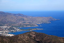 Vistas desde el antiguo castillo de Verdera hacia el NE, con el pueblo de LLançà y la costa (fuera de ruta).