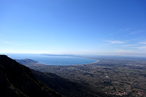 Vistas desde el antiguo castillo de Verdera hacia el S, con la llanura ampurdanesa y el golfo de Rosas (fuera de ruta).