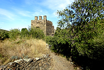 Antigua torre defensiva saliendo de la Selva de Mar.