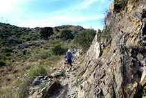 Senderistas bajando de Sant Pere de Rodes hacia la Selva de Mar.