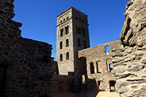 Dentro del recinto del monasterio.