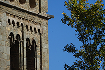 Detalle del campanario de Sant Pere de Rodes, con las ventanas de arco de medio punto y arquería ciega de estilo lombardo.