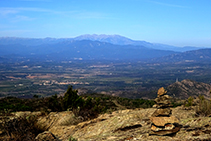 Hito y vistas a la llanura ampurdanesa y al macizo del Canigó (fuera de ruta).