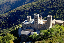 El monasterio de Sant Pere de Rodes visto desde el castillo de Verdera (fuera de ruta).