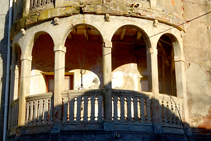 Balcón del antiguo hospital de Santa Pau.
