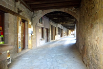 Plaza con porches de Santa Pau.