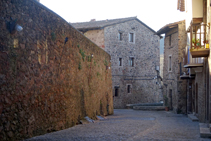 Muros del castillo de Santa Pau.