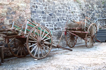 Carros en el pueblo de Santa Pau.