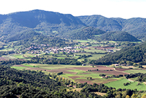Santa Pau desde la montaña de Sant Julià del Mont.