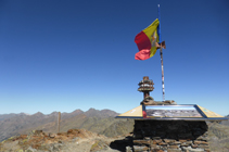 Cima del Comapedrosa con una mesa de orientación y la bandera andorrana. El macizo de la Pica d´Estats al fondo.