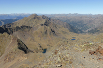 Vistas hacia la cresta que enlaza el pico de Sanfonts (2.885m) con el Monteixo (2.905m).