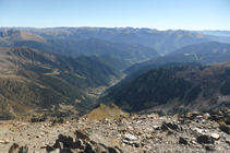 Vistas hacia el E con el pueblo de Arinsal al fondo del valle.