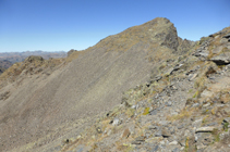 Bajando hacia el portillón que hay debajo del pico de Baiau.