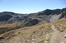 Bajando por el GR con la Portella de Sanfonts al fondo.