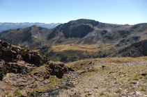 El pico de Aspres sobre el altiplano del refugio de Comapedrosa.