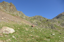 Canchales esquistosos antes del lago de los Meners de la Coma.