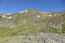 El pico de la Serrera desde el circo de los Meners.