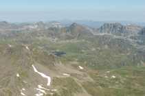 Lago de Solanet y pico de Tomasset desde la cima.