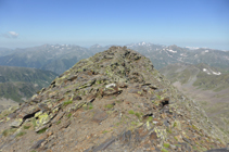 Pizarrería esquistosa en la cima de la Serrera, con la Pica de Estats al fondo.