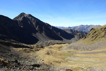 Giramos la cabeza, al fondo vemos el pico del Estanyó.