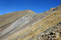 El Pala Serrera es una montaña de roca pizarrosa con tonos rojizos y grisáceos.