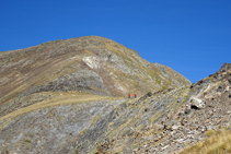 Vistas a la ancha cresta del Serrera, por donde bajan dos excursionistas.