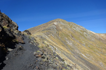 Sendero por la cresta entre el collado de los Meners y el pico de la Serrera.