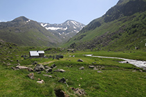 En primer término, la cabaña de las Peyres; al fondo, el pico de Fontargent (2.618m) y el pico de Anrodat (2.730m).