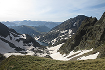 Vista del estanque de Alba y el pico de Alba (2.764m).