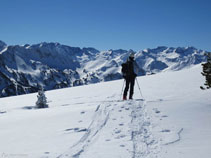 Nieve abundante sobre los picos y los valles del Ariège.