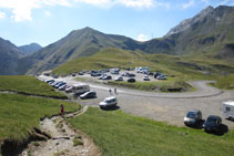 Aparcamiento del collado de Tentes. Hay espacio suficiente para estacionar el vehículo cómodamente.