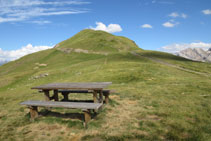 Una mesa nos permite sentarnos y comer tranquilamente disfrutando de este entorno de alta montaña.