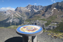 Tabla de orientación que hay en la cima del pico de Tentes.