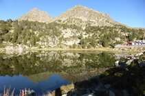 Lago Primer y picos del Cubil con el restaurante.