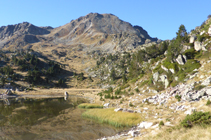 Lago de Coma Estremera y pico de Montmalús.