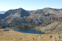 Lago de Montmalús y pico de la Muga.