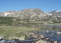 Lago Llat con unos pescadores.