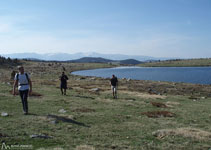 Dejamos atrás el lago Llat.