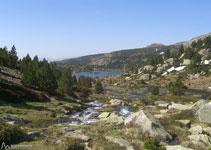 Bonita panorámica del lago Llong, junto con el lago Llat, uno de los más grandes de la región.