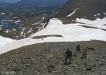 Hemos dejado atrás el lago Glaçat y el collado Colomer. Empezamos a subir por la arista E del Carlit.