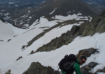 Llegamos a los flanqueos con nieve que ya hemos superado durante la subida.