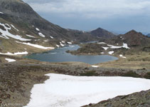 Se aprecia muy bien la forma característica del lago Sobirá.