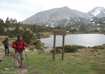 Bordeamos el lago de Vallell por la misma orilla.