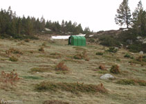 Cabana metálica al lado del lago de las Dugues.