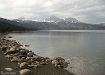 Lago de las Bulloses con los Puigs Perics al fondo.