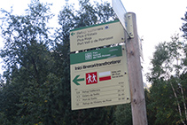 Señal indicadora del Itinerario Transfronterizo (TRF), un sendero de largo recorrido.