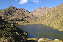 El Estany de Sotllo y, al fondo, la silueta de la Pica d´Estats con el pico Verdaguer y la Punta Gabarró.