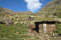 La cabaña de Sotllo se encuentra entre el lago homónimo y el Estany d´Estats.