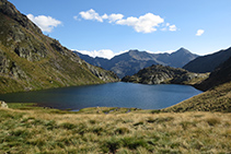 Perspectiva del Estany de Sotllo desde su extremo superior.