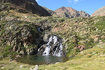 Bonito salto de agua que hay entre el lago de Sotllo y el de Estats.